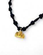 Ένα ιδιαίτερο κομποσχοίνι λαιμού με 33 αραιούς κόμπους, ιδανικό για καθημερινή χρήση αλλά και ως ευλογημένο δώρο. Το κομποσχοίνι συνοδεύεται από μενταγιόν του Ταξιάρχη Μανταμάδου – ενός από τους πιο αγαπητούς και ισχυρούς προστάτες της Ορθοδοξίας. Το μενταγιόν είναι εντυπωσιακό και ευδιάκριτο, κατασκευασμένο με προσοχή στη λεπτομέρεια και στις διαστάσεις  2 x 1,5cm, προσδίδοντας ξεχωριστό χαρακτήρα στο κομποσχοίνι. Υψηλής ποιότητας κατασκευή Ιδανικό για προσευχή, προστασία & πνευματική ενδυνάμωση Εμπνευσμένο από την παράδοση του Μανταμάδου Κατάλληλο και ως μοναδικό δώρο Χαρακτηριστικά: Τύπος: Κομποσχοίνι Λαιμού Κόμποι: 33 αραιοί Μενταγιόν: Ο Ταξιάρχης Μανταμάδου Διαστάσεις Μενταγιόν: 2 x 1,5 cm Κρατήστε την προσευχή κοντά στην καρδιά σας με αυτό το ιερό σύμβολο πίστης και εσωτερικής γαλήνης.