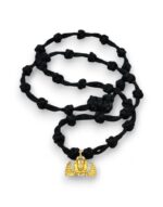 Ένα ιδιαίτερο κομποσχοίνι λαιμού με 33 αραιούς κόμπους, ιδανικό για καθημερινή χρήση αλλά και ως ευλογημένο δώρο. Το κομποσχοίνι συνοδεύεται από μενταγιόν του Ταξιάρχη Μανταμάδου – ενός από τους πιο αγαπητούς και ισχυρούς προστάτες της Ορθοδοξίας. Το μενταγιόν είναι εντυπωσιακό και ευδιάκριτο, κατασκευασμένο με προσοχή στη λεπτομέρεια και στις διαστάσεις  2 x 1,5cm, προσδίδοντας ξεχωριστό χαρακτήρα στο κομποσχοίνι. Υψηλής ποιότητας κατασκευή Ιδανικό για προσευχή, προστασία & πνευματική ενδυνάμωση Εμπνευσμένο από την παράδοση του Μανταμάδου Κατάλληλο και ως μοναδικό δώρο Χαρακτηριστικά: Τύπος: Κομποσχοίνι Λαιμού Κόμποι: 33 αραιοί Μενταγιόν: Ο Ταξιάρχης Μανταμάδου Διαστάσεις Μενταγιόν: 2 x 1,5 cm Κρατήστε την προσευχή κοντά στην καρδιά σας με αυτό το ιερό σύμβολο πίστης και εσωτερικής γαλήνης.