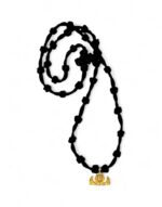 Ένα ιδιαίτερο κομποσχοίνι λαιμού με 33 αραιούς κόμπους, ιδανικό για καθημερινή χρήση αλλά και ως ευλογημένο δώρο. Το κομποσχοίνι συνοδεύεται από μενταγιόν του Ταξιάρχη Μανταμάδου – ενός από τους πιο αγαπητούς και ισχυρούς προστάτες της Ορθοδοξίας. Το μενταγιόν είναι εντυπωσιακό και ευδιάκριτο, κατασκευασμένο με προσοχή στη λεπτομέρεια και στις διαστάσεις  2 x 1,5cm, προσδίδοντας ξεχωριστό χαρακτήρα στο κομποσχοίνι. Υψηλής ποιότητας κατασκευή Ιδανικό για προσευχή, προστασία & πνευματική ενδυνάμωση Εμπνευσμένο από την παράδοση του Μανταμάδου Κατάλληλο και ως μοναδικό δώρο Χαρακτηριστικά: Τύπος: Κομποσχοίνι Λαιμού Κόμποι: 33 αραιοί Μενταγιόν: Ο Ταξιάρχης Μανταμάδου Διαστάσεις Μενταγιόν: 2 x 1,5 cm Κρατήστε την προσευχή κοντά στην καρδιά σας με αυτό το ιερό σύμβολο πίστης και εσωτερικής γαλήνης.