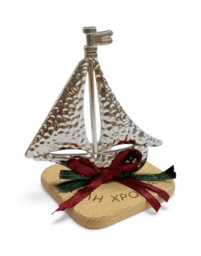 γούρι καλή χρονιά καράβι ασημί σε ξύλινη βάση charm